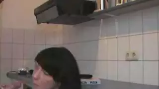 الزوجة الساخنة تفتح ساقيها للقضيب السميك لفتى البيتزا