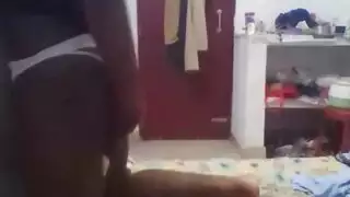 جماع جماعي لسوهاليا بقضيب أسود كبير: عاهرة قرنية في جنس جماعي بري