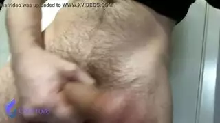 رجل يضرب جارته
