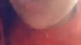 فتاة سمراء تدخن ثم تأخذ قضيبًا عميقًا على الأريكة