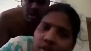 الشقراء سارة تمتلئ ثقوبها من قبل السائح الوسيم