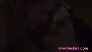 سحاقيتان مثارتان تمارسان الجنس بالأصابع والمقص
