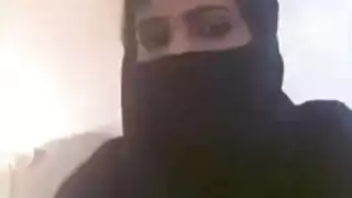 عرض ويبكام: أميرة عربية تكشف عن ثدييها المثاليين