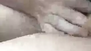 فتاة شقراء يائسة للمال تأخذ قضيبًا ضخمًا في فمها