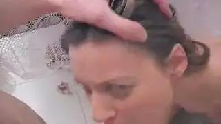 نجمة متحولة جنسيًا تختنق بالقضيب قبل أن تمتلئ وجهها بالمني