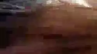 طالبة ممتلئة على ركبتيها من أجل جلسة مص إباحية بين الكتب