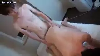 شباب آسيويون يأخذونه بقسوة في فيلم إباحي شرجي