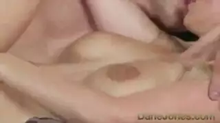 زوجان يمارسان الجنس الصريح في تسجيل غرفة النوم