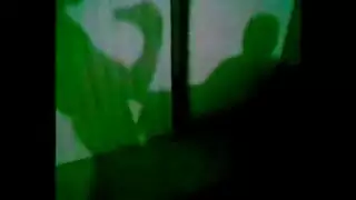 تقاسم الأريكة مع فتاة أخرى، فتاة صغيرتي مع الشعر الداكن تقوم ببعض الأشياء المشاغب