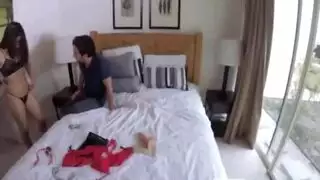 اب يتجسس علة ابنتة
