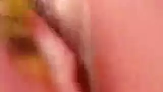 ثنائي إباحي قاس: آسيوية تخدم القضيب بفمها وشرجها