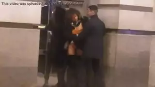 شابة بالكاد تبلغ تحصل على ملء خلفي من أفراد أكبر سنا