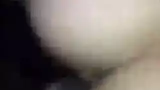 عاهرة فاتنة تأخذ قضيبين في جنس ثلاثي ساخن