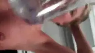 فاتنة شقراء التبول في مجفف المرحاض والتبول