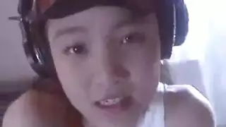 جميلة آسيوية مراهقة تعمل على انتصابه بيديها في درس إباحي حار