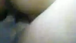 العارضة الآسيوية البريئة تمارس جنساً قاسياً في الفناء الخلفي مع جيران أكبر سناً