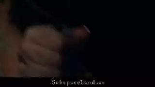 الجار الشهواني يدلك وجه الشقراء ثم يمارس الجنس بعنف مع مهبلها الضيق