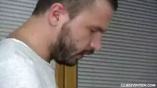 شقراء مراهقة تتعرض لجماع خشن بجينز