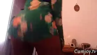 لاتينا هاوية ساخنة تُمارس معها جنس حلق قبل قذف في مهبلها