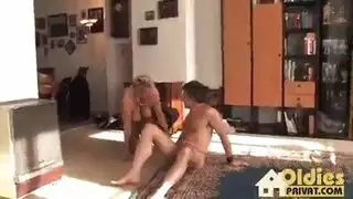 شقراء عتيقة تقدم عرضاً إباحياً على الشباب، شرج جامح