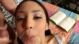 برونيت صدرها صغير تتعرض لجماع شرجي قاسٍ