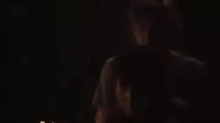 رجل عجوز يستدرج فتاة صغيرة من المقهي