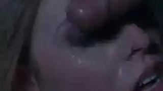 أم شقراء ساندرا تمتلئ مهبلها المشدود بقوة