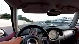رحلة على الطريق إكس إكس إكس: جماع ثلاثي ساخن في سيارة متحركة