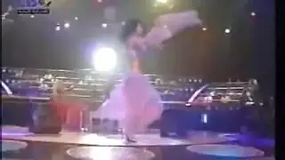 رقصة بطن مثيرة تؤدي إلى جنس جماعي