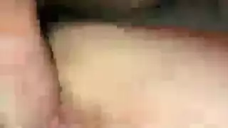 يخلع حزاؤهة ويقبل قدميها