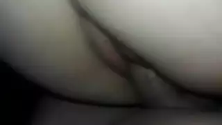 شقراء ساخنة تأخذ قضيباً صلباً في كسها المبلل