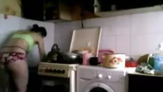 عاهرة صديقي تحب أخذ قضيبين في مهبلها
