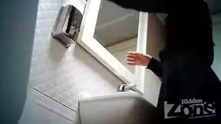 بنت تتبول في الفم