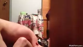  شاب ذو قضيب ضخم يضرب مهبلًا راغبًا في جلسة خشنة