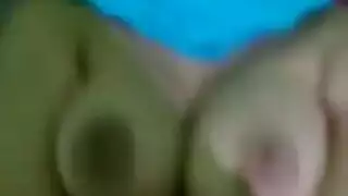 فتاة برقعية تُكشف في حفلة جنس جماعي