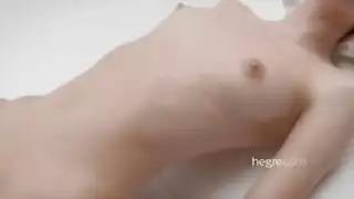 عاهرة مراهقة يتمدد كسها المحلوق بزب كبير وقاسي