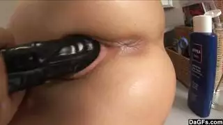 قضيب واحد، ثلاث فتحات: فعل جنسي رباعي صريح