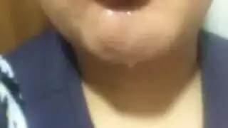 فتاة عربية ساخنة تأخذ قضيبًا كبيرًا بعمق