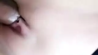 أم عربية تأخذ حمولات متعددة على وجهها