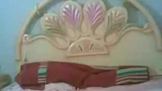 فتاة عربية مثيرة تُمدد فتحاتها في ختام حفلة الجماع الجماعي