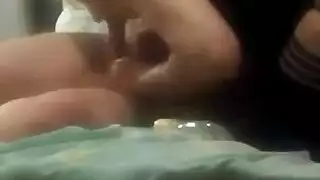 الفحل الأكبر سناً ذو الخبرة يعلم الشقراء الصغيرة حركات جنسية جديدة