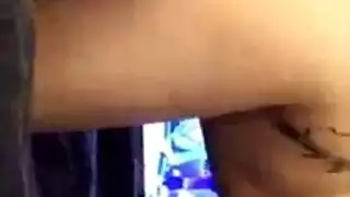 زوجين بين الأعراق يمارسون العمل الثلاثي