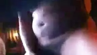 تحلق كسها المبلل من أجل جلسة لعق طويلة مع صديقتها