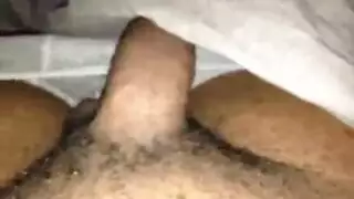 قضيب ضخم يبتلع السائل المنوي من الخصيتين المنتفختين