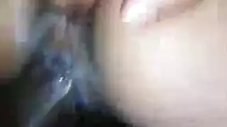 إصبع صريح في الشرج وانفجار بول هائل على المؤخرة