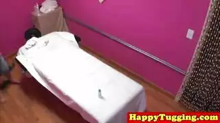 تدليك أخرق يؤدي إلى وضع كلابي عنيف وقذف داخلي
