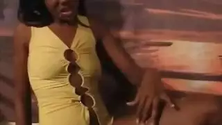 علاقة سرية: الصديقة تخدم قضيب الأب القاسي بعمق