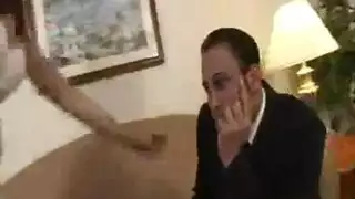  جليسة الأطفال الشهوة تلمس مهبلها المبلل