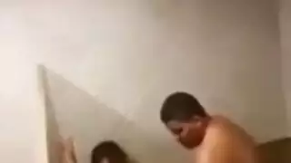 يضرب صاحبته بقوة في حمام النادي