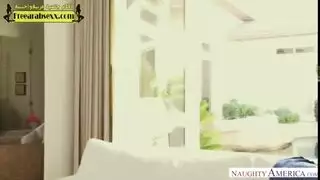ربة المنزل الفاخرة تتوسل لقضيب عامل المسبح الكبير